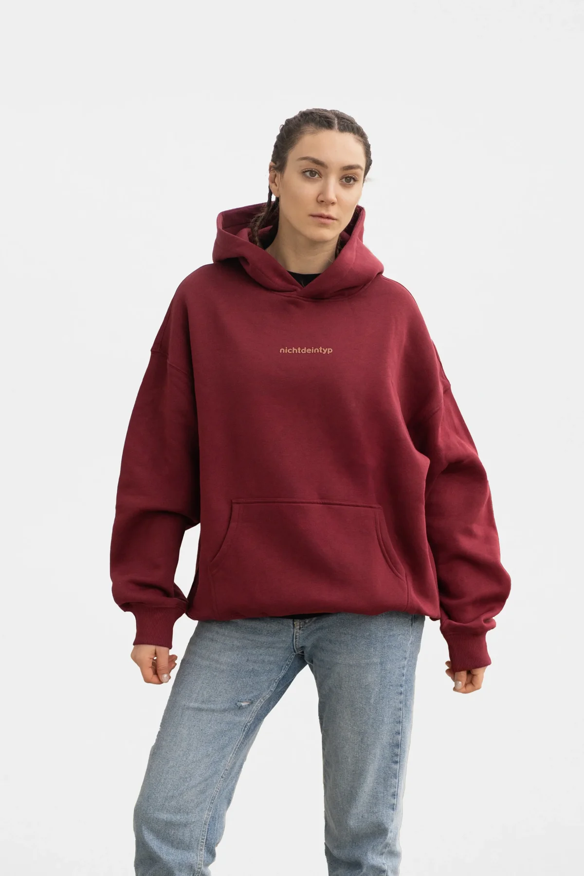 hoodie syrah in weinrot, Frontansicht mit nichtdeintyp Schriftzug